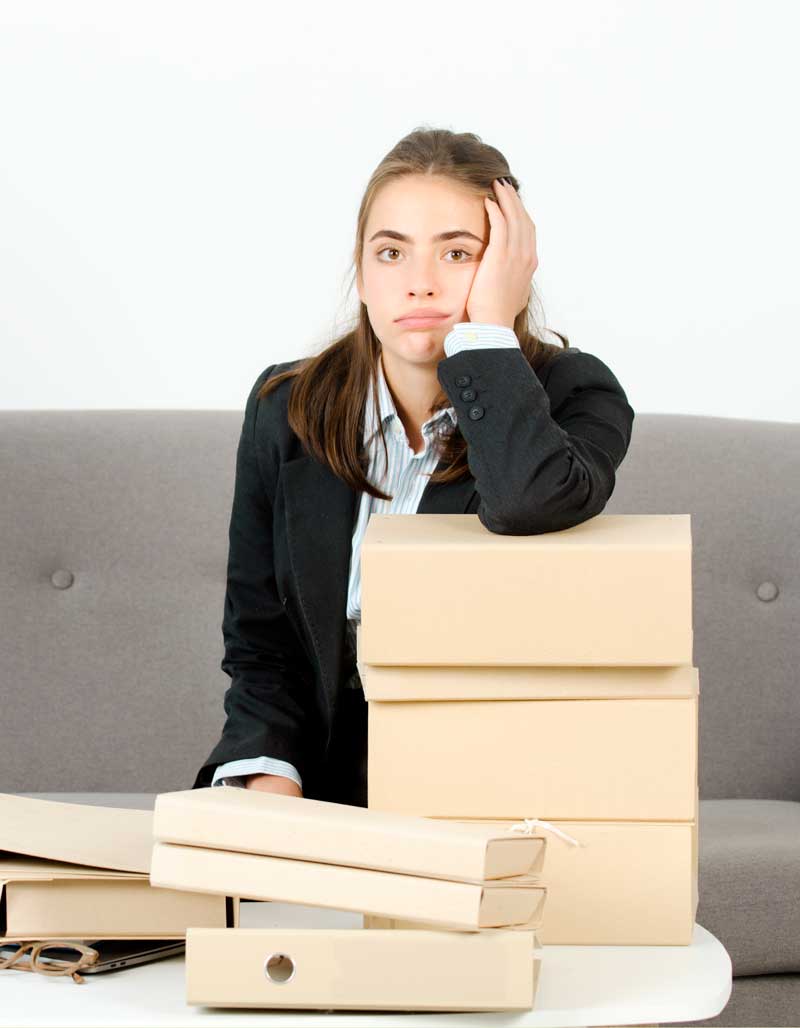 Employée désespérée et dépassée par les tâches d'un déménagement