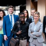 Groupe de collaborateurs d'une entreprise souriant après un déménagement réussi