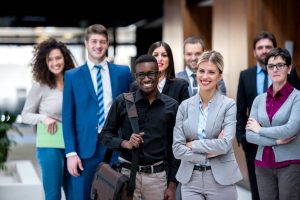 Groupe de collaborateurs d'une entreprise souriant après un déménagement réussi