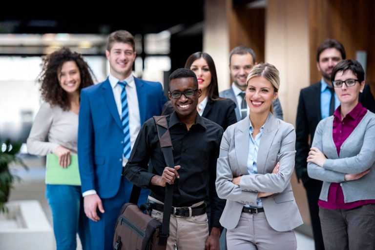 Groupe de collaborateurs d'une entreprise souriant après un déménagement réussi