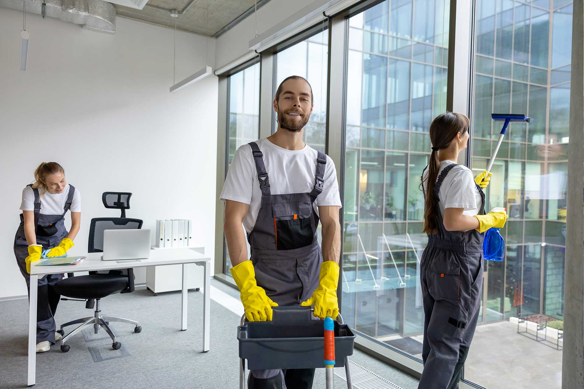 Ouvriers et ouvrières techniciens de surface nettoyage bureaux