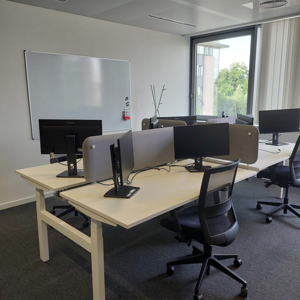 Espace de travail avec vue sur l'Axis Parc - flexdesk - travail hybride
