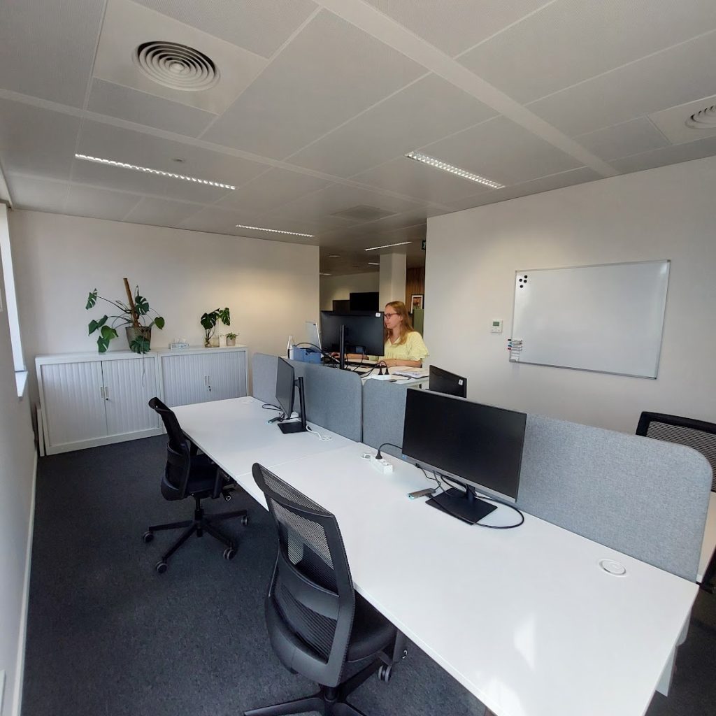 Espace de travail hybride avec bureau téléscopique